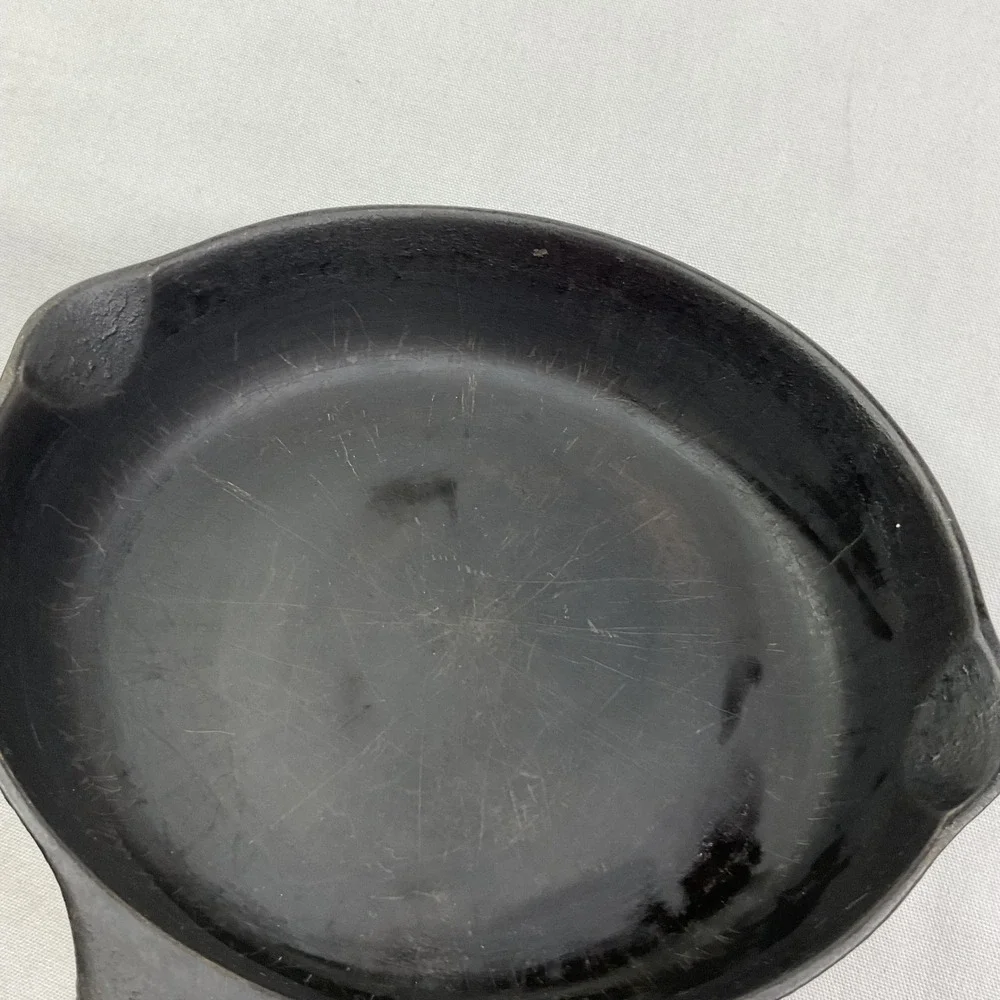 8 Inch Cast Iron Skillet Round Frying Pan Dual Spouts Unmarked S Mark Vintage